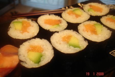 Суши-маки с лососем и авокадо: шаг 3