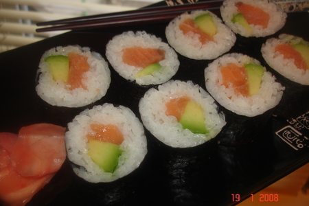 Суши-маки с лососем и авокадо: шаг 4