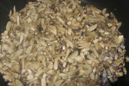 Крабы с грибами в кокосе: шаг 2