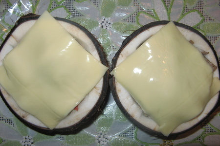 Крабы с грибами в кокосе: шаг 7