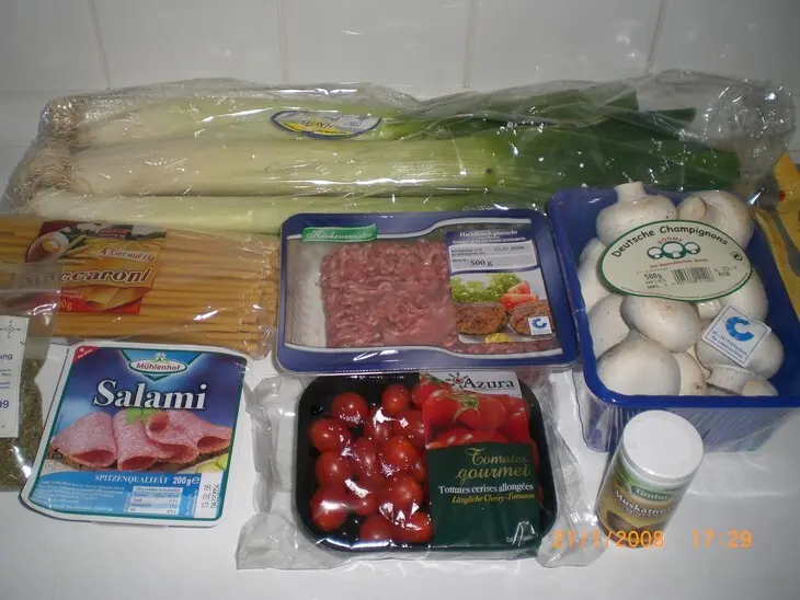 Макаронно-мясной торт с салями: шаг 1