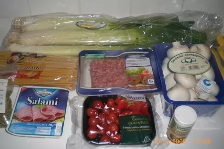 Макаронно-мясной торт с салями: шаг 1