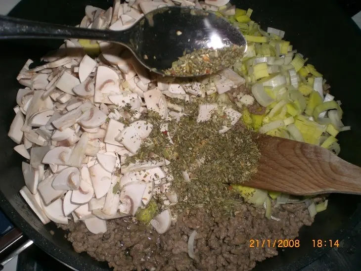 Макаронно-мясной торт с салями: шаг 4