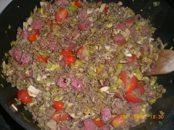 Макаронно-мясной торт с салями: шаг 6
