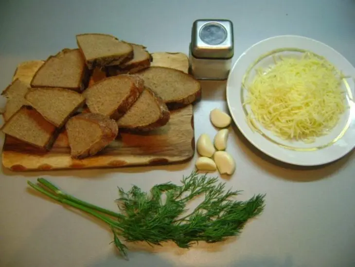 Гренки из чёрного хлеба с сыром и чесноком: шаг 1