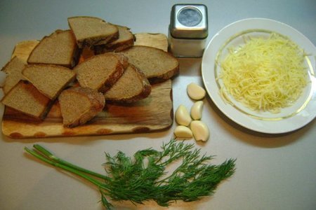 Гренки из чёрного хлеба с сыром и чесноком: шаг 1