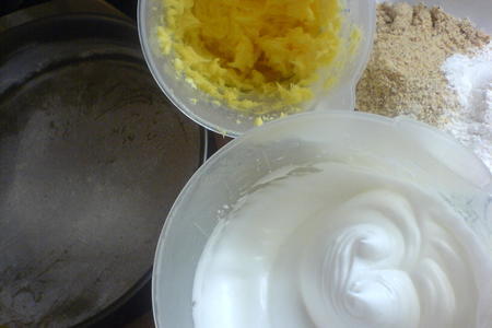 Ореховый пирог со сливами и персиками.: шаг 1