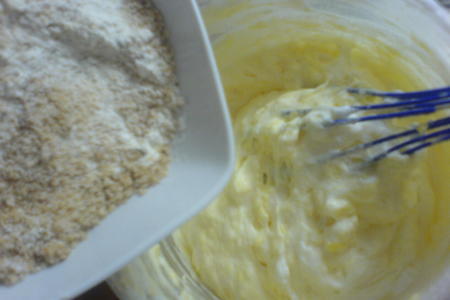 Ореховый пирог со сливами и персиками.: шаг 3