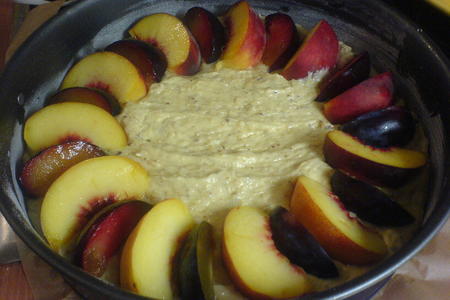 Ореховый пирог со сливами и персиками.: шаг 4