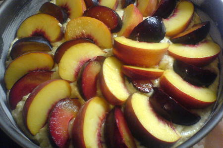 Ореховый пирог со сливами и персиками.: шаг 5