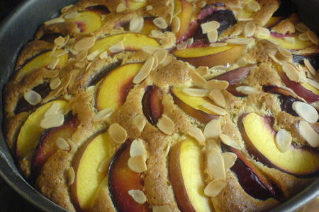 Ореховый пирог со сливами и персиками.: шаг 6
