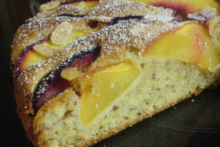 Ореховый пирог со сливами и персиками.: шаг 8