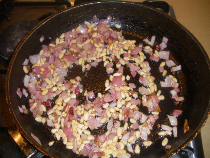 Тимбаль из баклажанов с начинкой из мяса и риса с кедровыми орешками: шаг 1