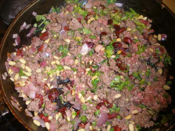 Тимбаль из баклажанов с начинкой из мяса и риса с кедровыми орешками: шаг 2