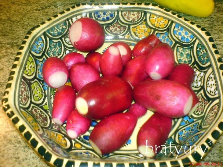 Сочный салат из редиса, репчатого лука и огурца жёлтого сорта: шаг 4