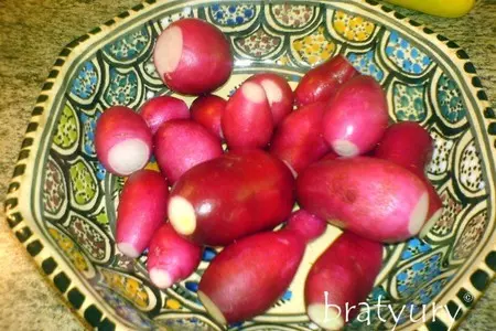 Сочный салат из редиса, репчатого лука и огурца жёлтого сорта: шаг 4