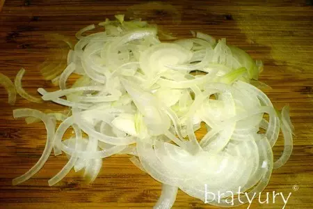 Сочный салат из редиса, репчатого лука и огурца жёлтого сорта: шаг 5