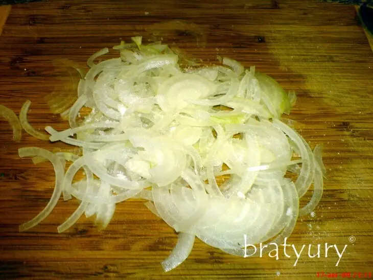 Сочный салат из редиса, репчатого лука и огурца жёлтого сорта: шаг 6