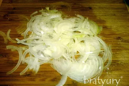 Сочный салат из редиса, репчатого лука и огурца жёлтого сорта: шаг 6