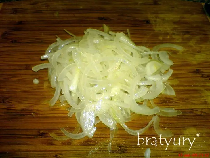 Сочный салат из редиса, репчатого лука и огурца жёлтого сорта: шаг 7