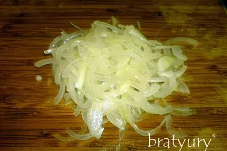 Сочный салат из редиса, репчатого лука и огурца жёлтого сорта: шаг 7