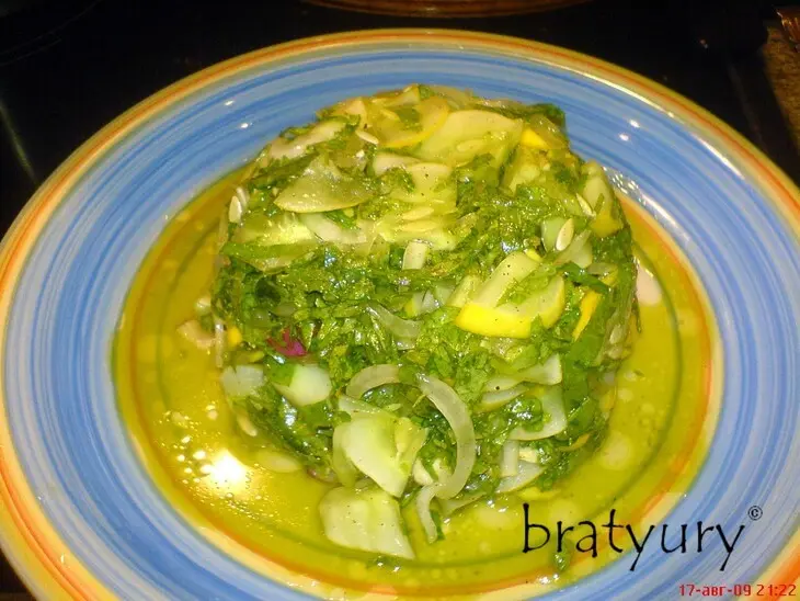 Сочный салат из редиса, репчатого лука и огурца жёлтого сорта: шаг 9
