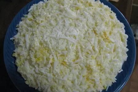 Салат " нежность" с плавлеными сырками и курицей: шаг 5