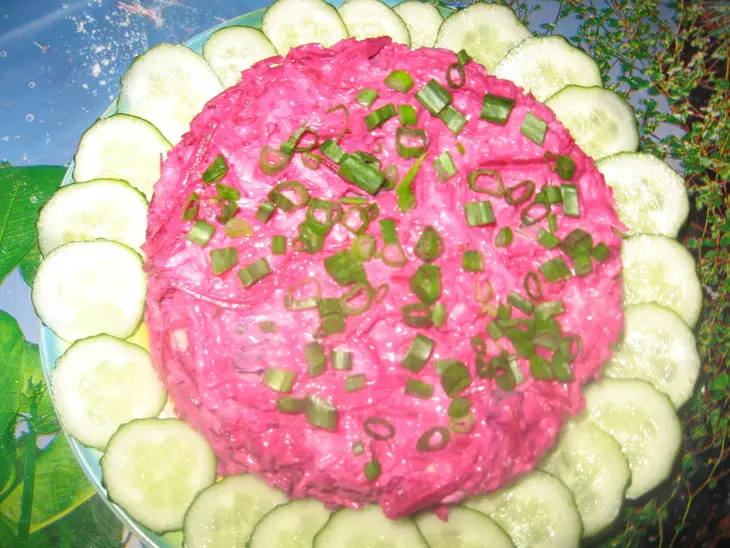 Салат со свеклой, сыром и яйцом: шаг 1