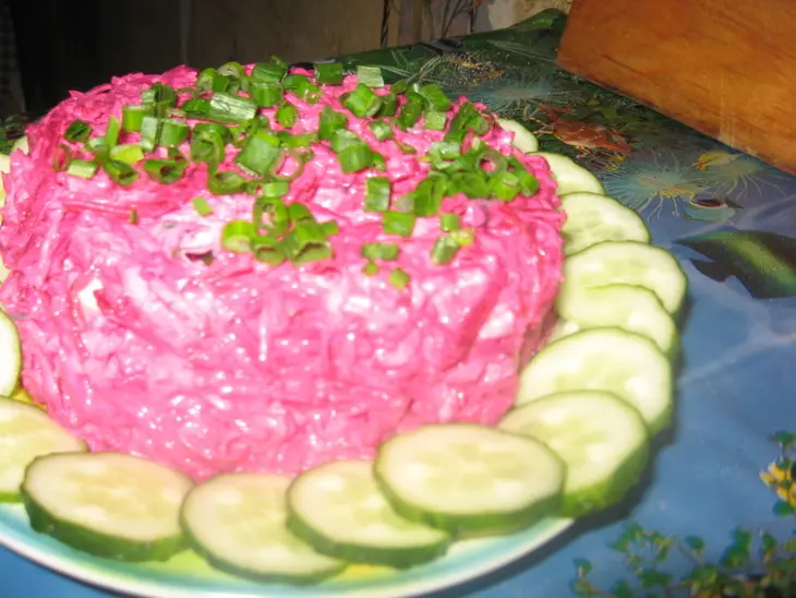 Салат со свеклой, сыром и яйцом: шаг 2