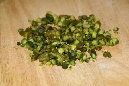 Мясной хлеб с фисташками запечённый в свекольных листьях: шаг 2