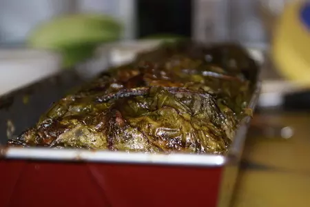 Мясной хлеб с фисташками запечённый в свекольных листьях: шаг 7