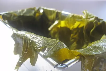Мясной террин с оливками и чесноком в виноградных листьях.: шаг 1
