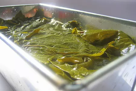 Мясной террин с оливками и чесноком в виноградных листьях.: шаг 3