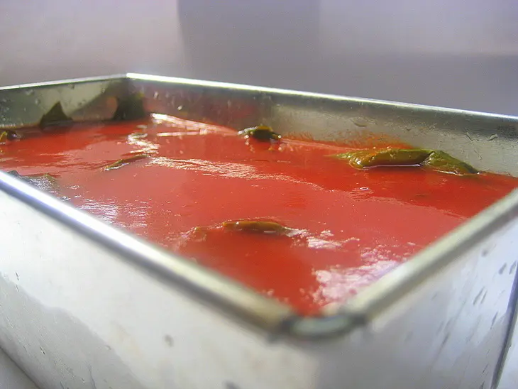 Мясной террин с оливками и чесноком в виноградных листьях.: шаг 4