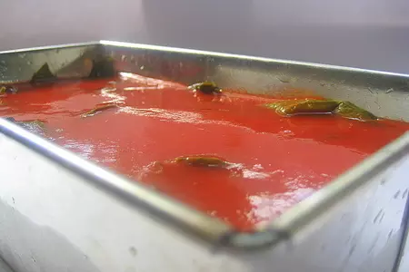 Мясной террин с оливками и чесноком в виноградных листьях.: шаг 4
