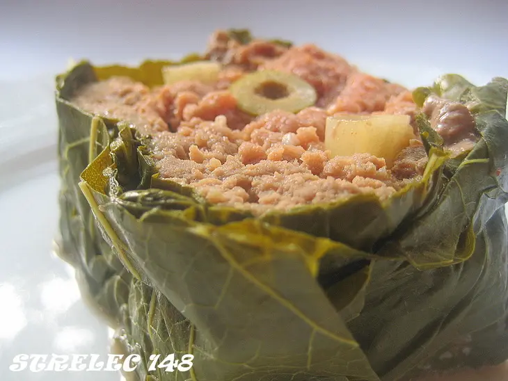 Мясной террин с оливками и чесноком в виноградных листьях.: шаг 6