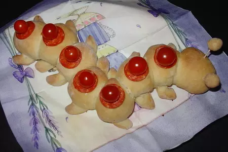 „закусочная гусеничка“. булочки с ливерной колбаской.: шаг 3