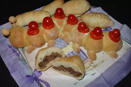 „закусочная гусеничка“. булочки с ливерной колбаской.: шаг 4