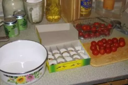 Салат из черри и перепелиных яиц: шаг 1