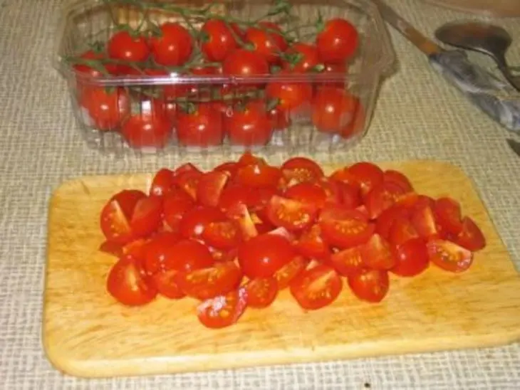 Салат из черри и перепелиных яиц: шаг 2