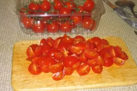 Салат из черри и перепелиных яиц: шаг 2