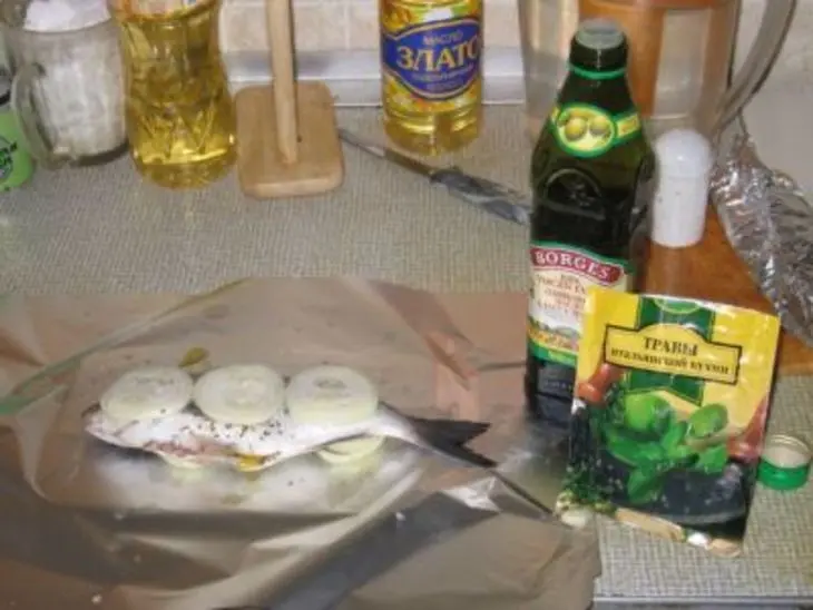 Дорада (морской карась) в фольге с луком: шаг 2