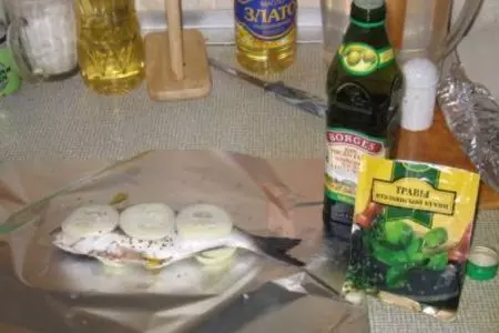 Дорада (морской карась) в фольге с луком: шаг 2
