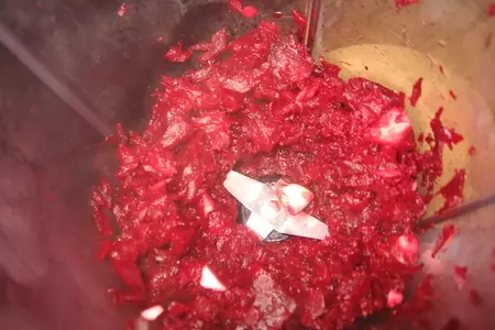 Свекольник с колбаской и грибами: шаг 1
