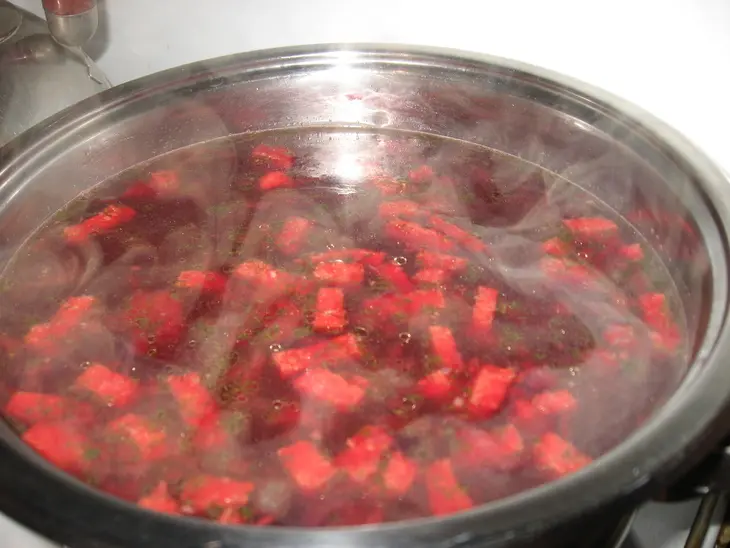 Свекольник с колбаской и грибами: шаг 2