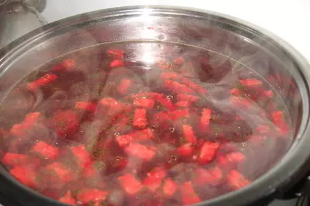 Свекольник с колбаской и грибами: шаг 2