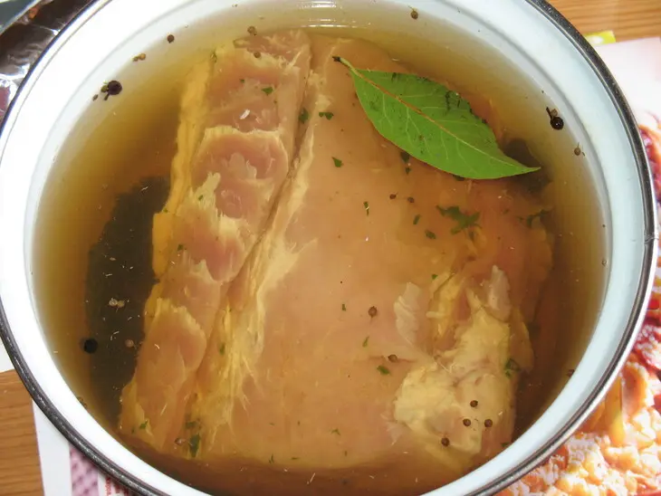 Запеченная свинина с конфитюром из лука, чеснока и винограда: шаг 1