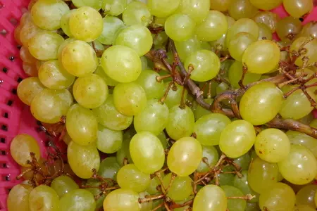 Слойки  с миндальным кремом и виноградом: шаг 4