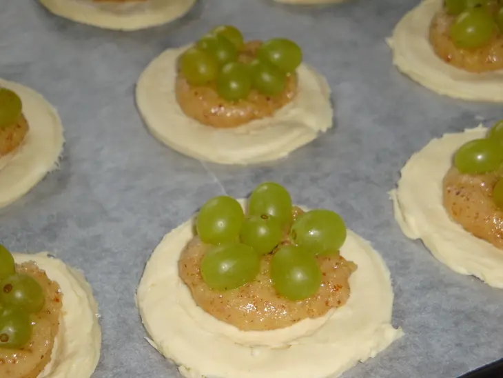 Слойки  с миндальным кремом и виноградом: шаг 5