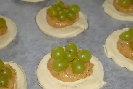 Слойки  с миндальным кремом и виноградом: шаг 5